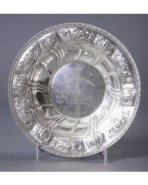 731-Exquisito plato persa en plata sterling con decoración grabada en el ala con decoración de rocal