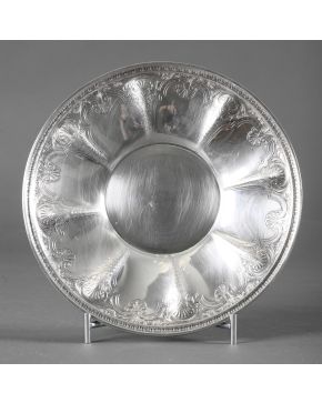 754- Plato en plata sterling con decoración cincelada de jarrones con flores y motivos reticulados. 