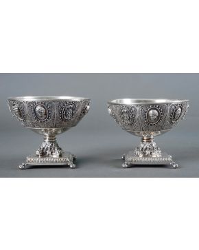 734-Pareja de copas en plata española con decoración de filigrana, con bustos y decoraciones orladas