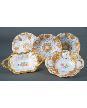 723-Juego en porcelana de Meissen formado por: 3 bandejas circulares con decoración de hojas en dora