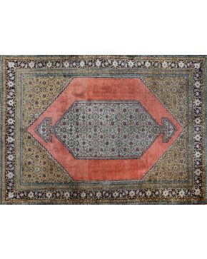715-Alfombra persa Tabriz en seda con decoración de motivos vegetales con centro geométrico sobre fo