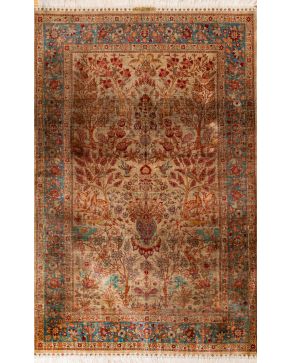 759-Exquisita alfombra persa en seda con representación del árbol de la vida. Sobre campo color verd