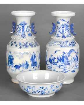 753-Juego formado por: pareja de jarrones en porcelana china, con representación de escenas oriental