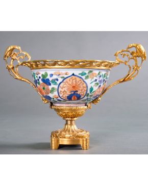 722-Centro en forma de copa en porcelana Imari con montura en bronce dorado, Japón S XIX. Asas veget