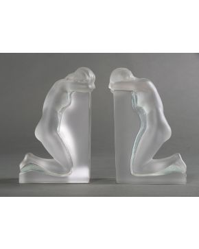 775-RENÉ LALIQUE  Pareja de sujetalibros en vidrio esmerilado. Firmado.   Altura: 23 cm.