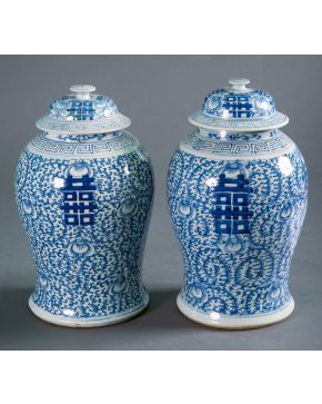 732-Pareja de tibores en porcelana china blanca y azul. Decoración epigráfica en el cuerpo y motivos