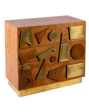1326-Cómoda estilo GIO PONTI (Milán 1891-1979), c, 1980 en madera maciza y remates en latón. Tres ca