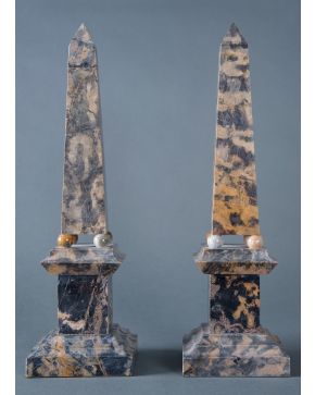 768-Pareja de decorativos obeliscos en mármol negro de Portoro veteado.  Altura: 42 cm.