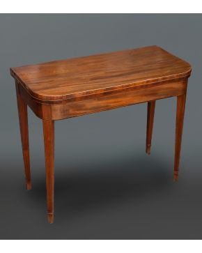 758-Mesa de juego Sheraton en madera de nogal, Inglaterra, s. XIX.  Medidas: 73x45x90 cm.