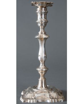 710-Candelero en plata inglesa punzonada con marcas de Londres, 1898. Sobre base cuadrada con decora