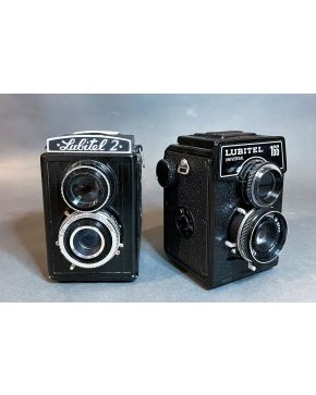 2041-Dos cámaras de fotografía vintage modelo Lubitel 166 Universal y Lubitel Lomo 2 TLR. Años 70.