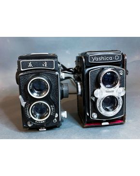 2043-Lote de dos cámaras fotográficas vintage Yashica y Youyi  con su estuche original. Años 70.