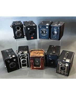 2031-Lote de 9 cámaras de caja antiguas años 40: modelos Kid-box, Voigtlander Brillant, Agfa y  Kodak.