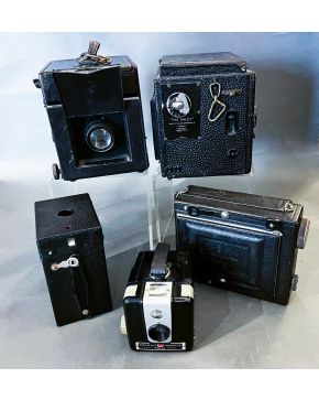 2025-Lote de cinco cámaras de caja antiguas: tres Kodak y una Zeiss Ikon, años 30-40.