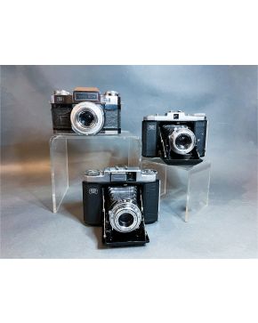 2040-Lote de tres cámaras Zeiss Ikon: Nettar, Contina y Contaflex. Con su estuche original en piel.