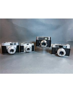 2038-Lote de cuatro cámaras vintage Voigtlander con su estuche original en piel, años 60.