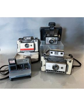 2050-Lote de cuatro cámaras Polaroid modelo Colorpack, 320 Automatic y Land Camera Automatic 104, años 80.