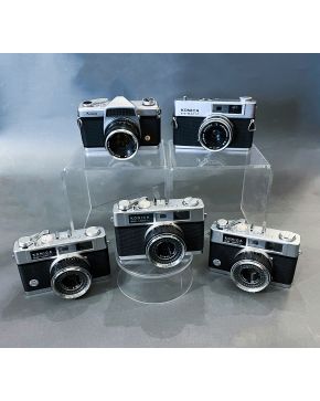 2044-Lote de cinco cámaras analógicas, tres modelo Konica y una cámara modelo Kowa, años 70. Con su estuche original. 