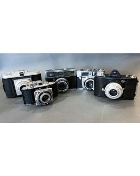 2046-Lote de cinco cámaras vintage Agfa de diferentes modelos, años 70. Con su estuche original.
