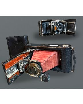 2026-Lote de tres cámaras vintage de fuelle, dos Kodak y una Agfa, años 30. 