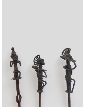 2054-Lote de tres bastones rematados por estatuillas en bronce, costa occidental africana, s. XX.  Altura mayor: 160 