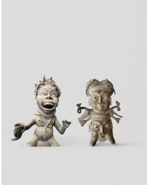 2056-Dos figuras africanas en bronce, costa africana occidental, S. XX.  Altura mayor: 56 cm. 