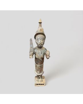 2058-Escultura africana bulto redondo de Oba (rey), Benin, s. XX.  Bronce Altura: 124 cm. 