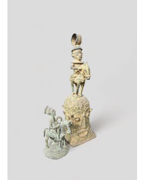 2061-Dos guerreros a caballo: uno en forma de campana y uno tipo Dogon (Mali), costa africana occidental, s. XX. Bron
