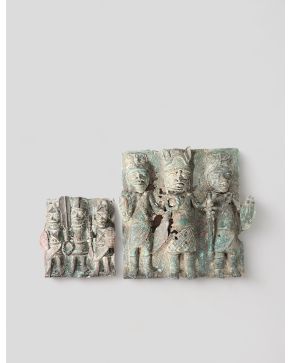 2062-Pareja de altorelieves en bronce representando a guerreros con tocados y armaduras, cultura Yoruba, Benin, S.XX. 