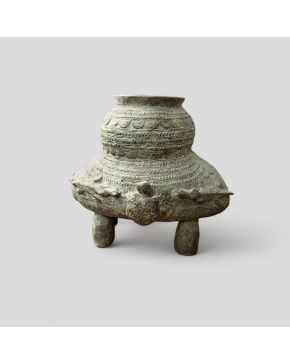 2063-Contenedor ritual en bronce relevado con motivos geométricos, costa africana occidental, s. XX. Altura: 23 cm. 
