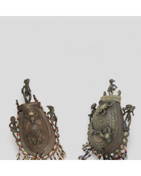 2065-Dos bolsos tribales Ashanti Kuduo"" en bronce cincelado con decoraciones de carneros, idolillos de bulto redondo y p