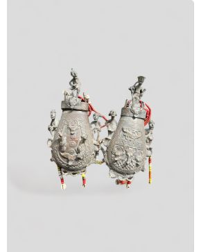 2066-Lote de dos bolsos tribales Ashanti Kuduo"" en bronce cincelado con decoraciones de carneros, idolillos de bulto red
