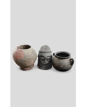2069-Lote de dos vasijas y un casco, costa occidental africana, s. XX. Medidas: 32 cm. 