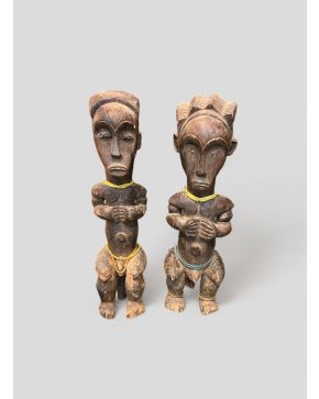 2060-Dos figuras africanas relicario en madera con adornos de cuentas de colores, costa occidental africana, s. XX. A
