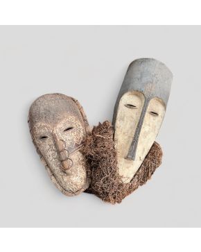 2082-Dos máscaras Fang de danza tribal, costa occidental africana, s. XX. En madera policromada con aplicaciones metá