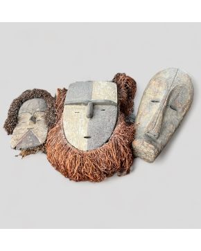 2083-Lote de tres máscaras Fang, Gabón, s. XX.,  Madera policromada con fibras vegetales. Altura mayor: 46 cm.