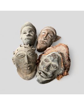 2085-Lote de cuatro máscaras de danza tribal, costa occidental africana, s. XX.  En bronce y madera tallada y policro