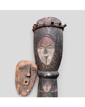 2086-Lote africano compuesto por máscara tribal tipo Metoko, tambor y objetos rituales, costa occidental africana, s. XX