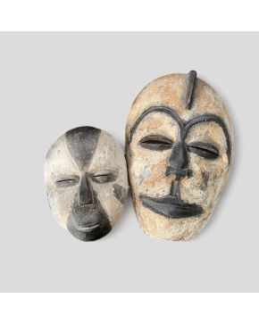 2088-Dos máscaras africanas de Galoa, Gabón, s. XX.  En madera policromada Altura mayor: 54 cm.