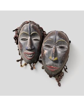 2089-Pareja de máscaras de danza tribal con aplicaciones de cuentas de colores y fibras vegtales. Costa occidental afric