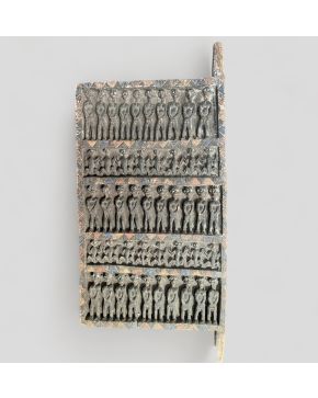 2091-Puerta tipo Dogon de ancestros y lagartos solares, costa occidental africana, s. XX. En madera tallada y policro