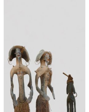 2093-Lotes de tres figuras tipo Mumuyé, costa occidental africana, s. XX. En madera policromada con fibras vegetales 