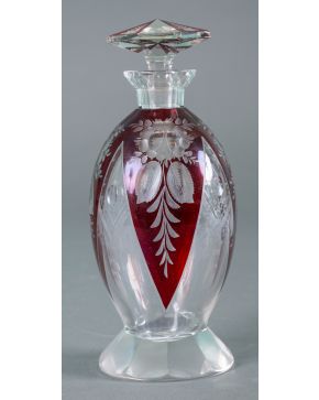 789-Botella con tapa en cristal de Bohemia incoloro y rojo rubí con decoración tallada y grabada de 