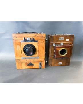 2022-Lote de dos cámaras antiguas de fuelle en madera, ff. XIX, pp. XX. 