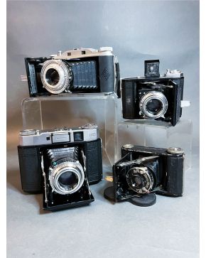 2029-Lote de cuatro cámaras de fuelle Zeiss Ikon y una cámara Agfa, años 30-40. Con su estuche original. 