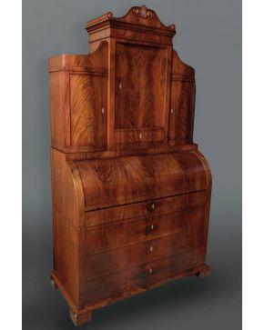 451-Cómoda escritorio de tambor Biedermeier s. XIX en palma de caoba, de tres registros, con tapa extraible y atril encorado, así como muest