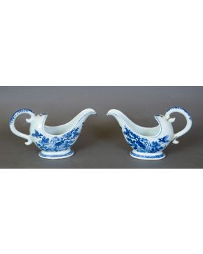450-Pareja de salseras en porcelana china para la exportación, Dinastía Qing, s. XIX, esmaltada en azul cobalto bajo vidrio. Motivos florale