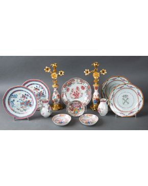 473-Conjunto en porcelana china esmaltada y vidriada para la exportación, Compañía de Indias, Dinastía Qing, s. XVIII / XIX, de diferentes p
