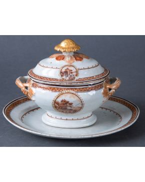 475-Sopera y presentador en porcelana china esmaltada, dorada y vidriada para la exportación, Compañía de Indias, Dinastía Qing, Periodo Jia