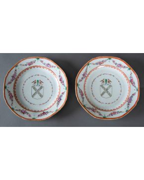457-Pareja de platos en porcelana china esmaltada y vidriada para la exportación, Compañía de Indias, Dinastía Qing, Periodo Qianlong (1735 